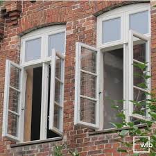 Die Auswarts Offnenden Danischen Holzfenster Mit Oberlicht Verleihen Dem Landhaus Einen Einladenen Charakter Holzfenster Haus Aussen Fenster Und Turen