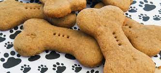 Gâteaux pour chiens nourriture maison pour chien friandises pour chiens. Recette Biscuits Pour Chien A 4 Ingredients Dog Biscuit Recipes Frozen Dog Treats Dog Biscuits
