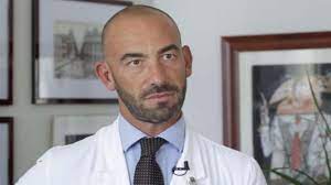 Ora con la popolazione più giovane si può cercare anche di scegliere il tipo di vaccino. Matteo Bassetti Chi E Carriera E Vita Privata Dell Infettivologo