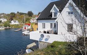 It is part of a pair of islands called 'sotra' and 'litlesotra' ('small sotra') that are part of a large archipelago stretching from fedje southwards along the coast of norway. Ferienwohnung Sund Sotra Norwegen N20015 Novasol