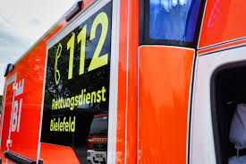 Schwerer Unfall in Bielefeld: Auto kracht in Vorgarten