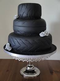 Le gâteau en fondant de moto est pour un 40e anniversaire. Gateau En Pneu Pour Noel 1001pneus Le Blog