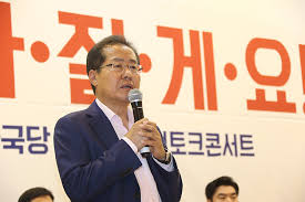 홍준표라는 인물은 '슬롯머신 검사'로 유명한 사람입니다. ëª¨ëž˜ì‹œê³„ ê²€ì‚¬ í™ì¤€í'œì˜ ì˜ë¦¬ 26ë…„ ì „ ì¡°í­ ìž¡ë˜ ë™ë£Œì— ê°ì‚¬