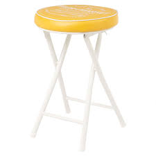 Tabouret Pliable Jaune Moutarde Et Metal Blanc Sur Maisons Du Monde Piochez Parmi Nos Meubles Et Objets Deco Et Faites Le Plein D Inspiration