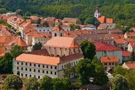 Centrem města prochází jediná silnice 2. Z Historie Mesta Moravsky Krumlov Moravsky Krumlov