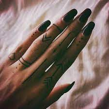 Tetování na prstu už rozebírají maminky na webu emimino. 12 Tattoo Prsty Ideas Tetovani Prst Male Tetovani