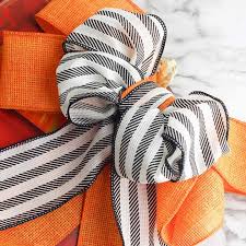 Learn how to make a wreath bow in minutes. How To Make An Easy Diy Farmhouse Bow For A Wreath