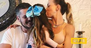Famousfix profile for laura figueiredo including biography information, wikipedia facts, photos, galleries, news, youtube videos, quotes, posters, magazine covers, trailers, links, filmography. Laura Figueiredo Gravida Companheira De Mickael Carreira Responde Selfie