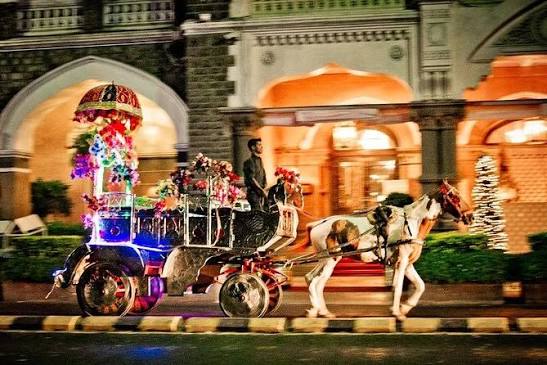 Mumbai by Night: Tonga Ride to Gateway of India with Dinner - Viator