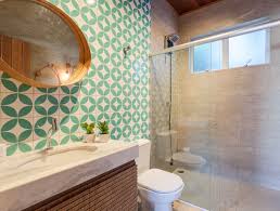 Banheiro Com Azulejos Artesanais E Estilo Retro Azulejo Banheiro Azulejos Artesanais Lavanderia No Banheiro