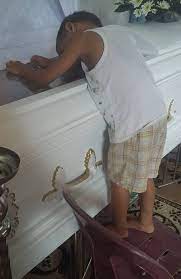 Rơi nước mắt khi cậu bé 5 tuổi bắc ghế, ôm quan tài mẹ