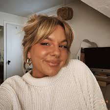 Maria Layton's Instagram, Twitter & Facebook