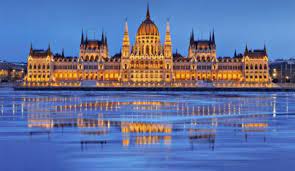 Stretching for some 268m along the river and counting a superlative number of rooms (691) and courtyards (10), it is hungary's largest building. Koffie En Theespots In Boedapest Itc Academy