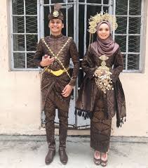 Pakaian adat betawi yang dikenakan para pengantin merupakan pakaian yang merupakan hasil perpaduan antara budaya tionghoa. 27 Baju Songket Pengantin Yang Menarik Inspirasi Busana Perkahwinan