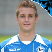 Wie ihr sicherlich bereits mitbekommen habt, absolviert Tom Schütz seit  Oktober als Hospitant ein Entwicklungsprogramm auf der Geschäftsstelle und  ist gleichzeitig Co-Trainer der B-Junioren. Wir werfen aber gerne auch  nochmal einen kleinen