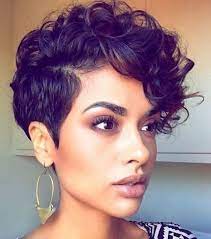 Coiffure Asymetrique Courte Et Frisee Cheveux Courts Coiffure Courte Coupe De Cheveux
