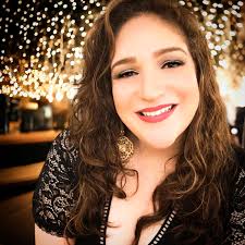 Si alguien te hace sonreír de amor, no lo dejes ir. La vida es muy corta  para sufrir de amor. #ElAmor #Smile #BeatrizDelgado #LaEmperatrizDelPueblo  #NuevosComienzos #Memories #SanAntonio #Performer #Singer #MariachiLife  #MusicLife #LifeIsShort #