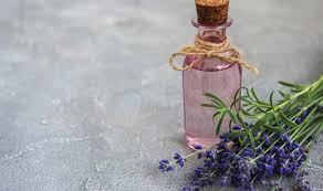 La esencia de lavanda es uno de los aceites esenciales con más propiedades y versátil. Aceite Esencial De Lavanda Beneficios Y Usos