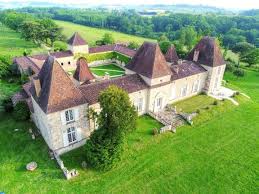 17th Century Castle With Wine Estate In 2020 French Castles Castle Mansions