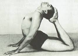 These yoga poses can help relieve the pain. Raja Kapotasana Raja Kapotasana Konigskobra Lichte Korperformen