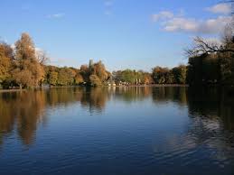 Bereits am eingang, wo uns sybillinische schlangen und symbole von tag und nacht empfangen, wird schnell klar, dass wir uns nicht in einem normalen botanischen garten befinden. Munchen Kleinhesselohersee