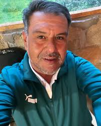 Y Mario Benedetti decía: Que bien nos vendría un abrazo, que nos acomode un  poco que nos haga sentir, que no estamos ni tan solos, ni tan rotos, ni tan  locos ….