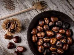 In questo modo si manterranno caldine, e questo semplificherà ancora la sbucciatura. Caldarroste Come Cuocere Le Castagne Nel Forno Di Casa In 4 Semplici Mosse Cook Cucina Corriere It