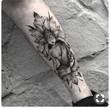 De tous temps, les amateurs de notre collection de tatouages éphémères bras met en avant des motifs de fleurs graphiques aux contours noirs. Maori Tattoos Hand Maoritattoos Buddha Tattoo Design Buddha Tattoos Buddha Tattoo