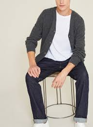 Nos dernières collections sont confectionnées en lainages de grande qualité et se déclinent sous forme de gilets en laine extra fine et de pulls en cachemire. Monoprix Homme Cardigan En Laine Et Cachemire Gris Vetements Chez Sarenza 484207