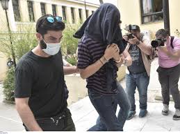 Γειτόνισσα της που μίλησε στο newsit.gr δεν μπορούσε να πιστέψει πως η γυναίκα που είδε αιμόρφυρτη, ήταν εκείνη που έβλεπε καθημερινά στη γειτονιά και γνώριζε την οικογένεια της. Nea Smyrnh Poinikh Diw3h Gia Prosbolh Genethsias A3ioprepeias Ston 22xrono Alfavita