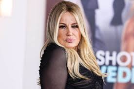 Jennifer Coolidge consacrée en icône gay dans lintro dun porno