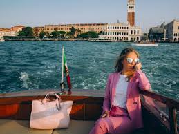 Swarovski ist ein österreichischer hersteller besonders von geschliffenem kristallglas mit globalem vertrieb. Das Extravagante Leben Der 24 Jahrigen Victoria Swarovski Business Insider