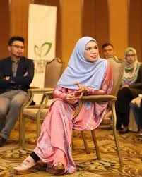 Langsung saja yuk simak ulasan lengkap quipper blog mengenai. Biodata Dan Latar Belakang Datin Shahida Isteri Datuk Aliff Syukri Iluminasi