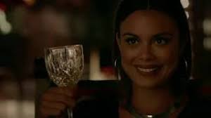 Caroline dando PRESENTES