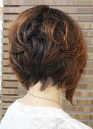 تقسيم الشعر إلى ثلاثة أقسام باستخدم المشط، وتثبيت كل قسم منها بملاقط شعر. Ù‚ØµØ§Øª Ø´Ø¹Ø± Ù‚ØµÙŠØ±Ø© ÙƒØ§Ø±ÙŠÙ‡ Ù…Ø¯Ø±Ø¬