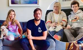 Gogglebox australia season 2 episode 3. Love Island S Laura Whitmore And Iain Stirling Join The Star Studded Line Up For Celebrity Gogglebox Daily Mail Online
