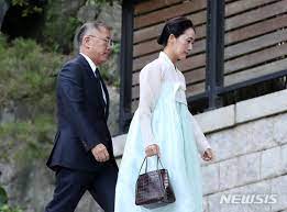 Jun 16, 2021 · 현직 교육감이 자녀 입시 비리로 재판을 받는 조 전 장관을 이 같이 공개적으로 옹호하는 의견을 밝힌 것과 관련해 해당 글에 대한 논란이 댓글에 이어지고 있다. ì •ì˜ì„  ì•„ë‚´ ì •ì§€ì„  ìžë…€