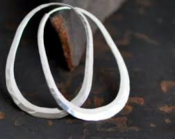 Cerceaux De Sterling Classique Est La Vraie Affaire Forge A Froid Dune Longueur Continue De Fil Recycle En Sterling Earrings Sterling Silver Earrings Silver