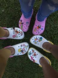Aesthetic Black Crocs With Charms Pin By Salt On Bff Crocs Fashion Crocs Crocs Shoes