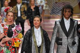 Isabella fiorella elettra giovanna rossellini batter known as isabella rossellini, the italian actress, writer, & model. Isabella Rossellini Made The Dolce Gabbana Runway A Family Affair