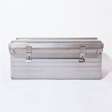 Système de fermeture en laiton poli massif de grande qualité, avec passant pour cadenas. Malle Metallique 100x55x40cm Shop Header Fr