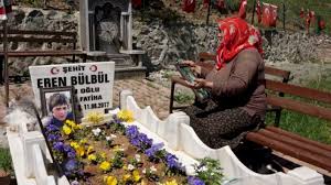 Eren'imizin ve tüm şehitlerimizin aziz ruhları için bir fatihâ okumayı ihmal etmeyin. Sehit Eren Bulbul Un Annesi Eren Im Harcligi Olmadigi Icin Cicek Alip Getiremezdi
