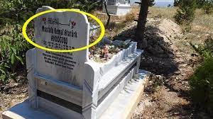 Mezar yüksekliği en fazla bir karış olmalı ve baş tarafına yazılı bir taş bırakılabilir. Bu Mezar Tasi Kriz Cikardi Jandarma Sildi Guncel Haberleri