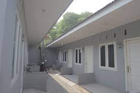 Ria kemana mbak ? tanyaku saat aku sudah duduk disofa ruang tengah pas dia berdiri, gua terus aja masuk ke kamar sambil ngedorong pintu biar kebuka lebar. Rumah Kontrakan Terisi Full 30 Pintu Di Cibinong