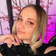 Holly Fine (@holleeze)