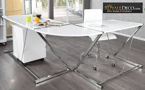 Épuré, minimaliste, le bureau design solare va à l'essentiel en vous offrant un espace de travail dénué de il est entièrement composé de verre transparent, avec des angles arrondis très design ! Eckschreibtisch Schreibtische Tische Decofinder