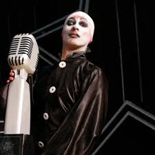 De nuevo debía manejarse ante otra situación que podía ser crítica tras una remontada tan airosa. Yo Soy Imitador De Marilyn Manson Renuncio Al Programa Y Fue Reemplazado Por Jon Bon Jovi Nndc Boconvip El Bocon