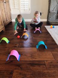 Muchos niños juegos para pc son buenos para jugar en familia. Circuito Para Bolas Con Cinta Adhesiva En El Suelo Juegos Y Actividad Juegos Sensoriales Para Ninos Actividades Para Ninos Pequenos Juegos Para Ninos Pequenos