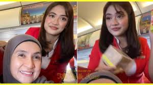 Ibu 'lawat' anak bekerja, rakam penuh bangga… awalnya tak setuju jadi  pramugari