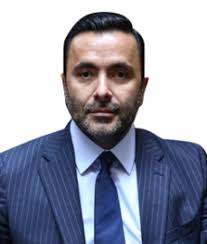Koç üniversitesi sosyoloji bölümü mezunudur. Besiktas Jimnastik Kulubu